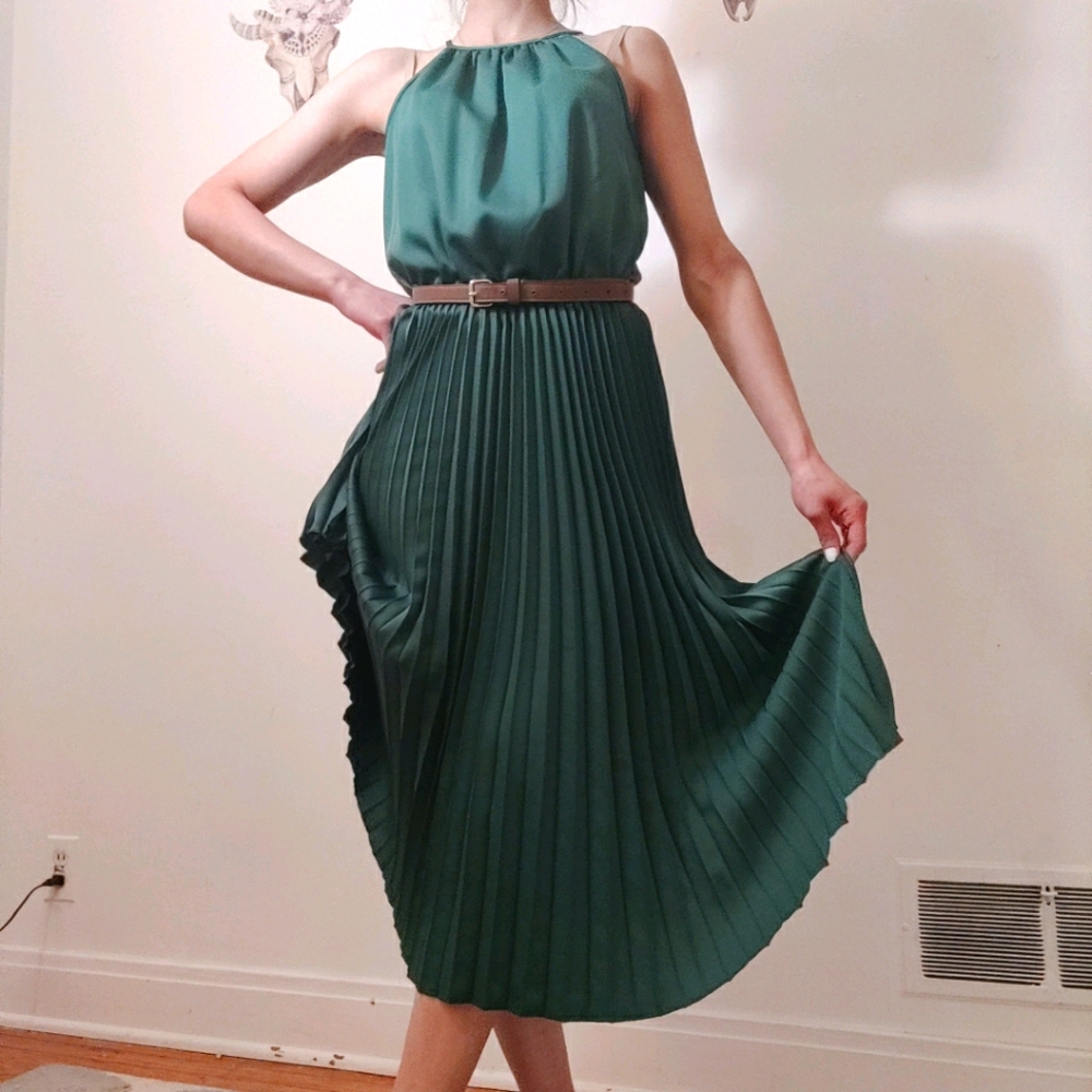 NWT francesca's green pleated dress